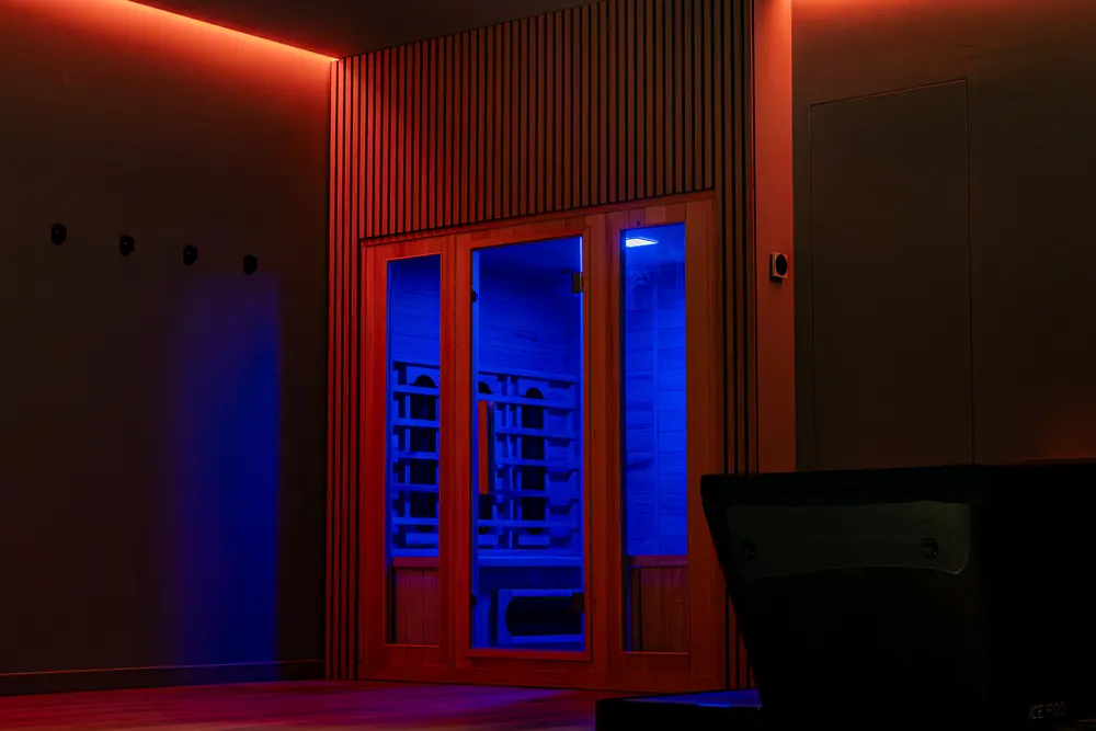 Area recovery del club: sauna a infrarossi e vasca per il bagno freddo